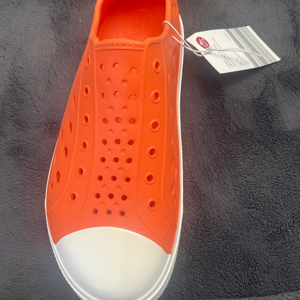 Light weight like croc style say 7/8 but fit 9